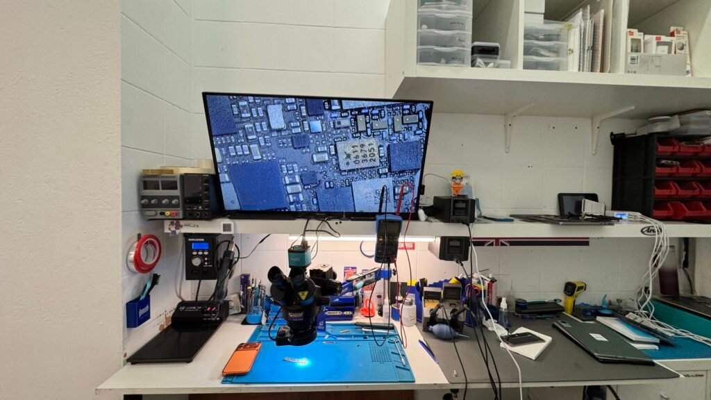 Banco de trabajo del taller Móvil Plus con microscopio y estación de microsoldadura
