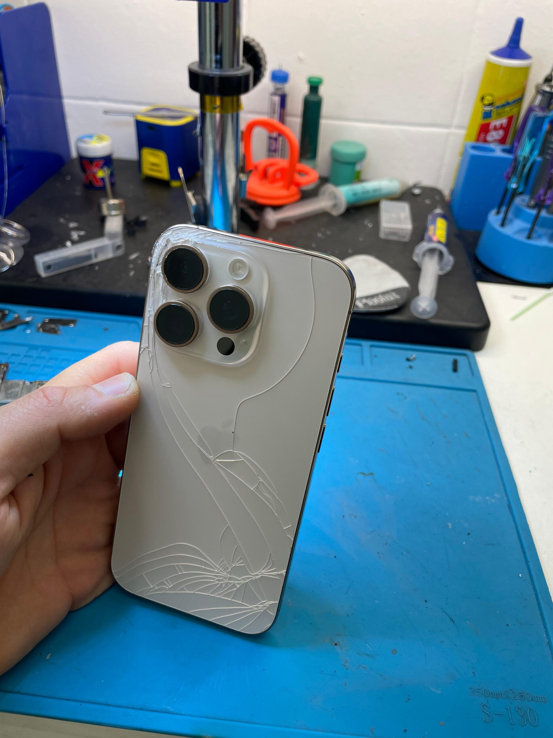 iPhone con cristal trasero roto antes de reparación