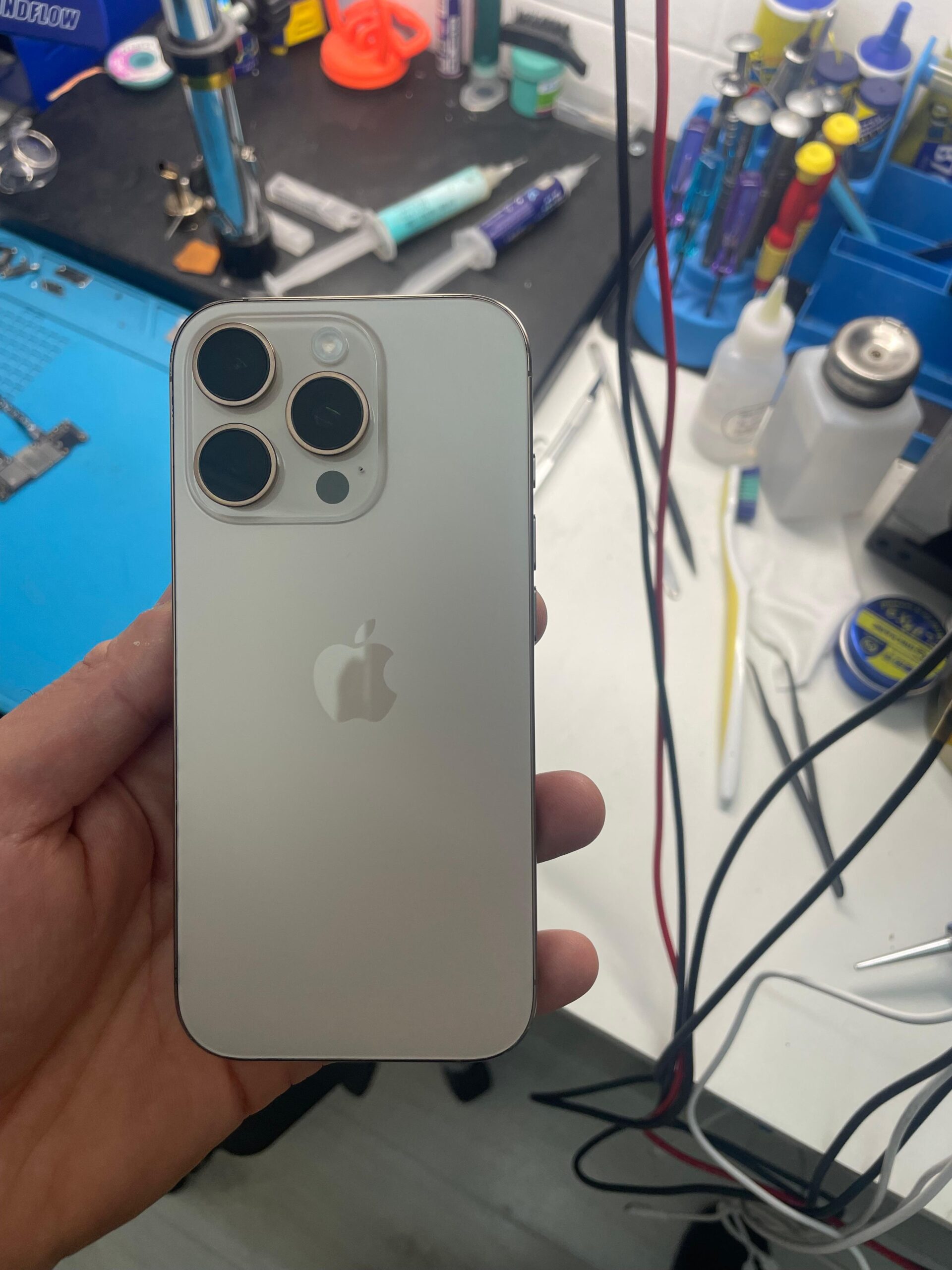 Técnico de Móvil Plus con iPhone reparado