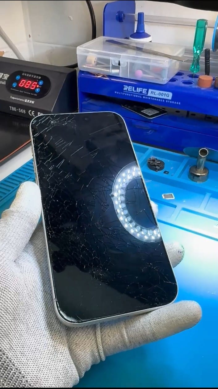 iPhone con cristal roto antes de reparar