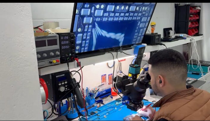 Técnico realizando reparación de placa